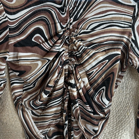 Brown swirl sheer long sleeve turtleneck scrunched crop top - Picture 4 of 8